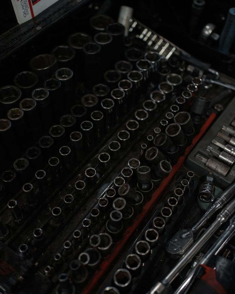 Rows of sockets in the tool chest